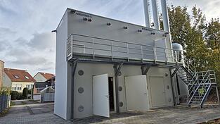 In Modulbauweise um einen Pelletbunker (oben) und drei Pelletkessel (unten) erweitert: die Heizzentrale „Wohninsel“ im Straubinger Süden. In Modulbauweise um einen Pelletbunker (oben) und drei Pelletkessel (unten) erweitert: die Heizzentrale „Wohninsel“ im Straubinger Süden.