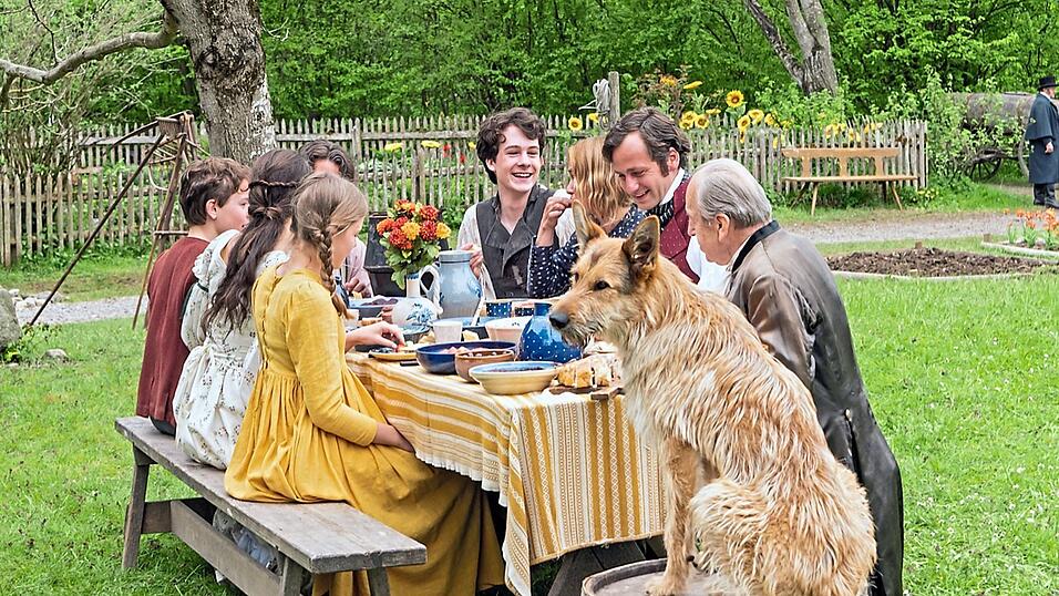 Szenenfoto aus dem ARD-Weihnachtsmärchen 'Die drei Königskinder'. Schauspieler Florian Stetter (2.v.r.) spielt den König Alexander. Er kann sich noch gut an seine Jugend in Regensburg erinnern. Szenenfoto aus dem ARD-Weihnachtsmärchen 'Die drei Königskinder'. Schauspieler Florian Stetter (2.v.r.) spielt den König Alexander. Er kann sich noch gut an seine Jugend in Regensburg erinnern.