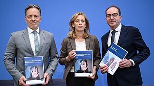 BKA-Präsident Holger Münch, Bundesfamilienministerin Karin Prien (CDU) und Bundesinnenminister Alexander Dobrindt (CSU) präsentieren in Berlin zwei Sonderauswertungen der Polizeistatistik: Ein Bundeslagebild zu häuslicher Gewalt und ein Lagebild zu Straftaten gegen Frauen.