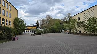 Links die Mittelschule, rechts die Grundschule Ulrich Schmidl: Bald werden sie mit einem neuen Geb&auml;ude verbunden.