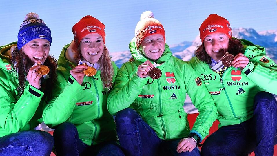 WM-Gold gemeinsam im Team: Maren Hammerschmidt (2.vl.) und Laura Dahlmeier (r). (Archivbild) WM-Gold gemeinsam im Team: Maren Hammerschmidt (2.vl.) und Laura Dahlmeier (r). (Archivbild)