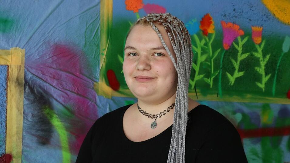 Saskia (20): 'Im April habe ich zum ersten Mal auf einer Holzplatte gesprayt. Echte Graffiti auf eine Wand zu spr&uuml;hen, war eine tolle Erfahrung.'