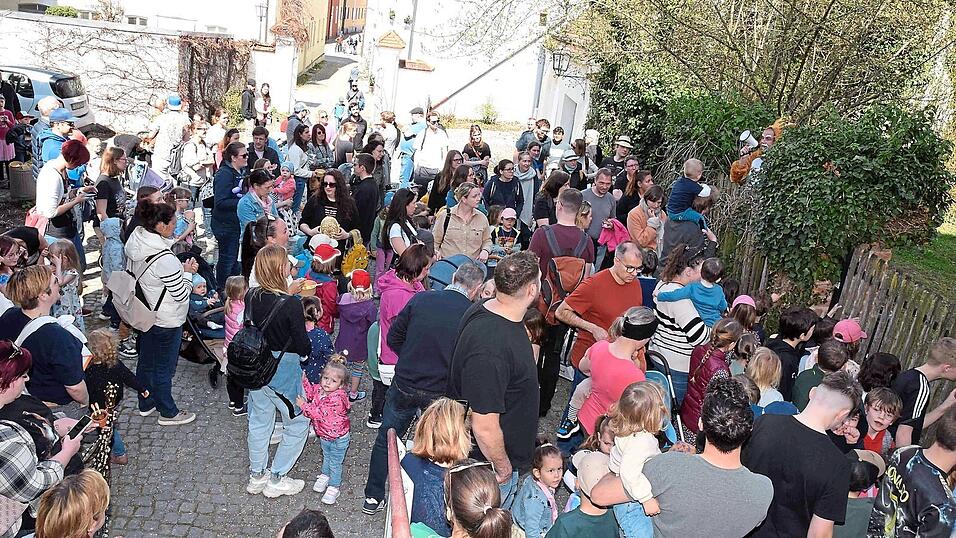 Toni Toss (mit Megafon) gab das Kommando zur Ostereiersuche im Amtsgerichtsgarten, an der sich mehr Familien beteiligten, als erwartet wurde.