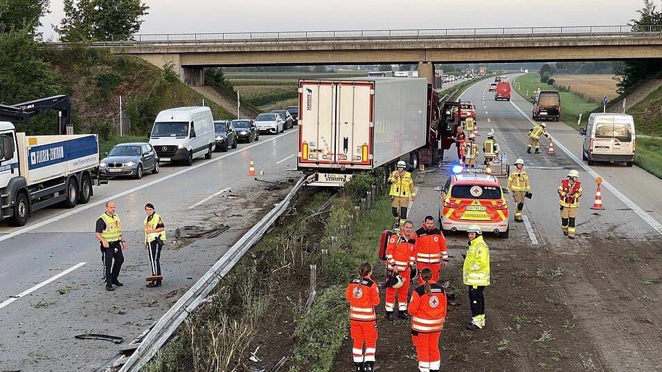 Nachdem ein Reifen des Kühl-Lkw geplatzt war, driftete das Fahrzeug von seiner Spur ab und stoppe schließlich im Mittelstreifen. Nachdem ein Reifen des Kühl-Lkw geplatzt war, driftete das Fahrzeug von seiner Spur ab und stoppe schließlich im Mittelstreifen.