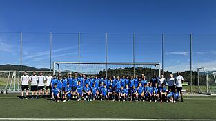 Die U14 Mannschaft mit Bürgermeister Franz Wittmann (Viechtach), 2. Bürgermeister Bernhard Wühr (Markgemeinde Ruhmannsfelden) und Funktionären der SpVgg Ruhmannsfelden.