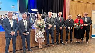 Mit viel Lob und einer Medaille verabschiedet Landrat Franz L&ouml;ffler die scheidenden Kreisr&auml;te. Dies sind: Michael M&uuml;hlbauer, Gerlinde Gra&szlig;l, G&uuml;nther Lommer, Dr. Karl Vetter, Wolfgang Kerscher, Markus Ackermann, Helmut Heumann, Emmi Kollross, Dr. Thomas Klyscz, Sepp Marchl, Wolfgang Pilz und Claudia Zimmermann.