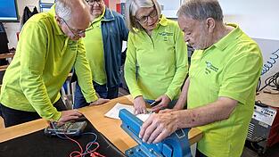 Lagebesprechung: Iris Sölch hat eine Liste mit den kaputten Geräten. Jeder der Reparateure hat dabei seinen Schwerpunkt. Lagebesprechung: Iris Sölch hat eine Liste mit den kaputten Geräten. Jeder der Reparateure hat dabei seinen Schwerpunkt.