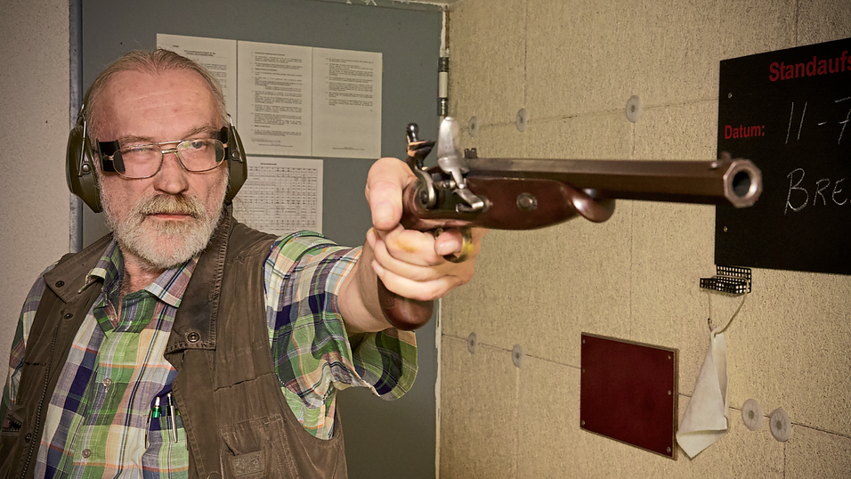 Ernst Brem schießt mit einer Vorderladerpistole, seine erste Replike, die er für 95 Mark gekauft hat. Ernst Brem schießt mit einer Vorderladerpistole, seine erste Replike, die er für 95 Mark gekauft hat.