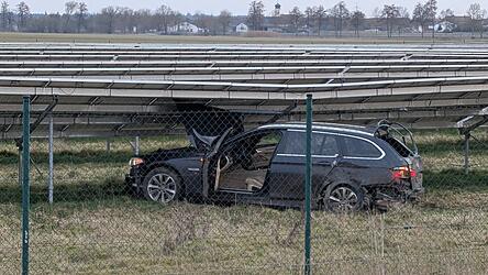 Der BMW schlug in eine Freifl&auml;chen-Solaranlage ein.