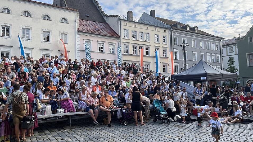 Mit Brotzeit, Getr&auml;nken und z&uuml;nftiger Musi l&auml;uteten die Straubingerinnen und Straubinger voller Vorfreude ihre 'F&uuml;nfte Jahreszeit' ein.