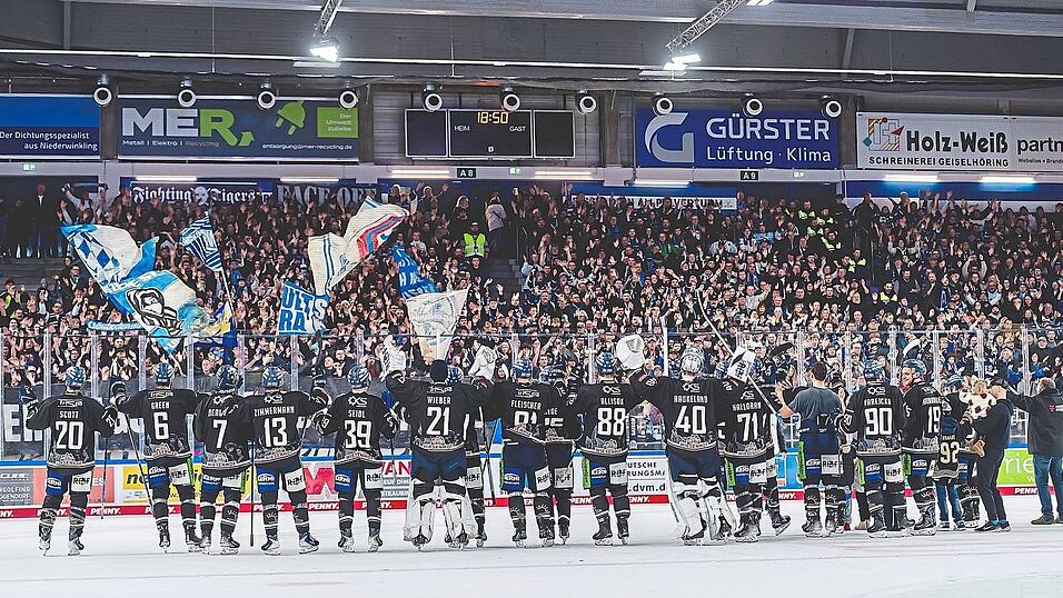Zusammen mit ihren Fans feierten die Straubing Tigers am Sonntag ein 6:1 über Dresden und die Tabellenführung in der DEL. Zusammen mit ihren Fans feierten die Straubing Tigers am Sonntag ein 6:1 über Dresden und die Tabellenführung in der DEL.
