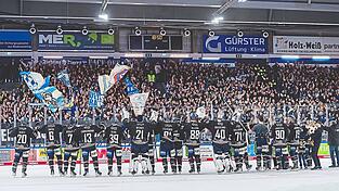 Zusammen mit ihren Fans feierten die Straubing Tigers am Sonntag ein 6:1 über Dresden und die Tabellenführung in der DEL.