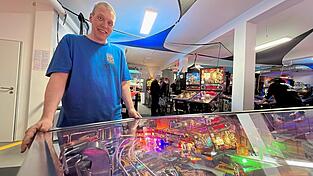 Carsten Fleuren in seiner Flipperwelt.