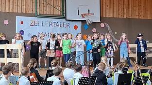 Mit ihrem Tanz &bdquo;Das singende K&auml;nguru&ldquo; begeisterte die Klasse 1/2 a aus Drachselsried die Zuh&ouml;rer.