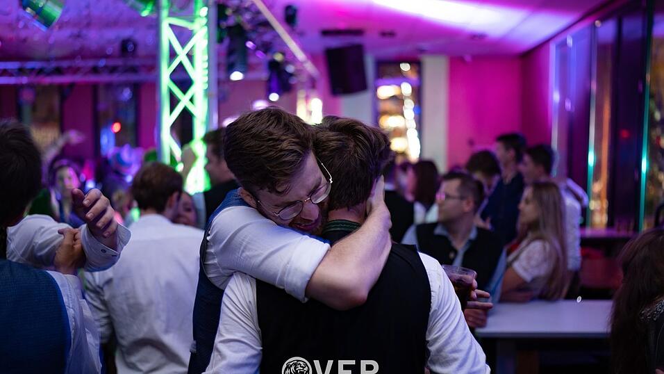 Auch am zweiten Volksfestfreitag schauten viele G&auml;ste im Overtime vorbei.