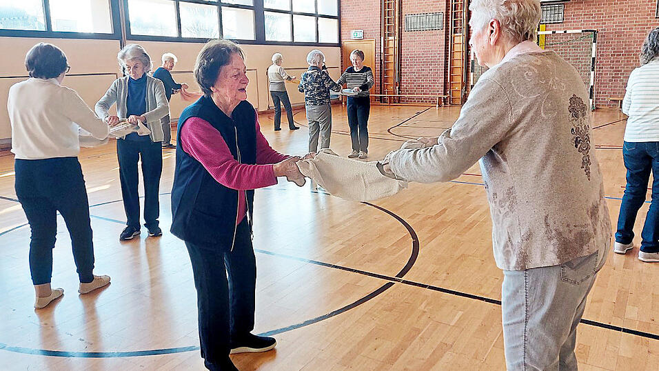 Paula Wurzer (l.) ist mit 92 Jahren die älteste Teilnehmerin am Hofberg. Trotz Unfall und Rückenoperation kommt sie seit 32 Jahren.