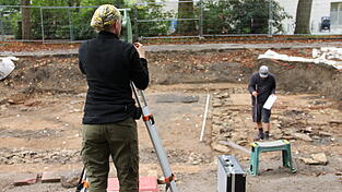 Archäölogen dokumentieren den Fund, bevor er in wenigen Wochen wieder zugeschüttet wird.