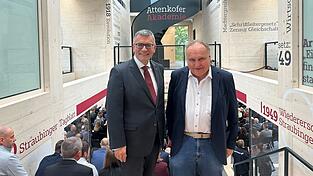 Florian Herrmann (links, CSU), Leiter der Bayerischen Staatskanzlei, und Verleger Martin Balle stehen anlässlich der Eröffnung der Attenkofer Akademie im Eingangsbereich des Neubaus.   