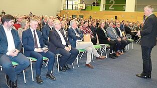 Zum Jahresempfang der Stadt Waldm&uuml;nchen begr&uuml;&szlig;t B&uuml;rgermeister Markus Ackermann rund 350 geladene G&auml;ste in der Dreifachturnhalle.