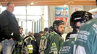 EVM-Coach Markus Knallinger (links) sah einige gute Ansätze beim Vorbereitungsspiel gegen Ottobrunn. EVM-Coach Markus Knallinger (links) sah einige gute Ansätze beim Vorbereitungsspiel gegen Ottobrunn.