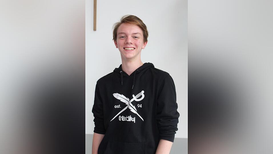 Jakob Nagel, 16, aus Salching: 'Es war interessant zu erfahren, wodurch Verkehrsunf&auml;lle entstehen und wie es den Betroffenen danach geht. Ich fand das Handy-Experiment, bei dem man Auto fahren, Blitze z&auml;hlen und auf eine WhatsApp-Nachricht antworten musste, am heftigsten. Ich h&auml;tte nicht gedacht, dass man durch das Antworten so unkonzentriert wird und ich vier statt zwanzig Blitze gez&auml;hlt habe.'