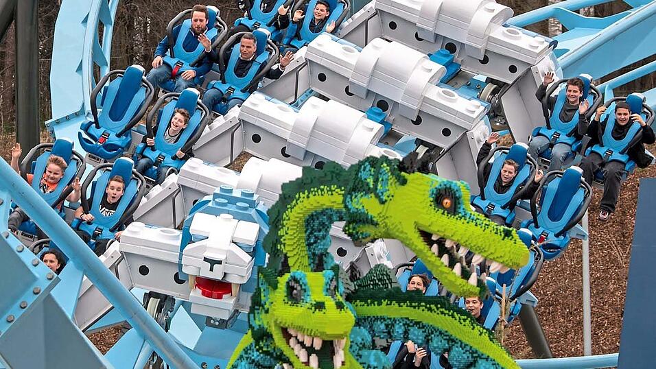 Im G&uuml;nzburger Freizeitpark Legoland testen die ersten G&auml;ste die Achterbahn 'Mythica'.