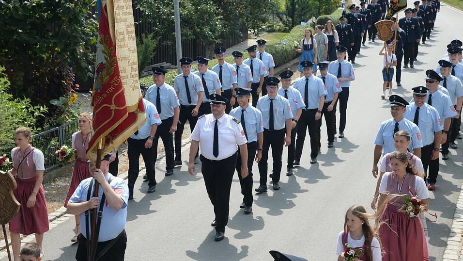 Ein nicht enden wollender Kirchenzug bewegte sich vom Festplatz zur gemeinsamen Messe. Ein nicht enden wollender Kirchenzug bewegte sich vom Festplatz zur gemeinsamen Messe.