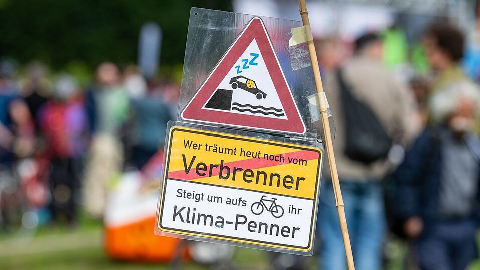 Die Teilnehmerinnen und Teilnehmer demonstrieren gegen die Fortsetzung der IAA Mobility. Die Teilnehmerinnen und Teilnehmer demonstrieren gegen die Fortsetzung der IAA Mobility.
