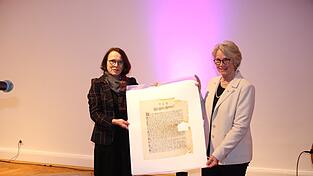 Gertrud Maltz-Schwarzfischer &uuml;bergab Ilse Danzinger ein Faksimile - eine originalgetreue Nachbildung - der Gr&uuml;ndungsurkunde der Synagoge von 1912.