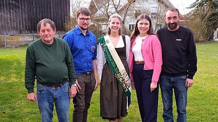 Die drei Vorsitzenden der Oldtimerfreunde, Martin Stierstorfer (links), David Ehehalt und Markus Janker (rechts) freuten sich &uuml;ber das Kommen der 15. Deutschen Zuckerr&uuml;benk&ouml;nigin Ingrid Stigler sowie der neuen Bewerberin Antonia Wagner.