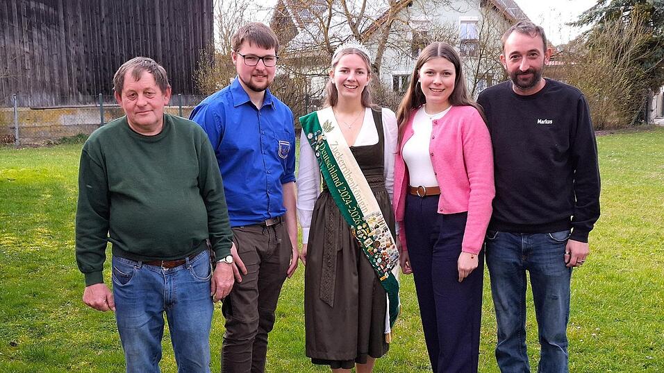 Die drei Vorsitzenden der Oldtimerfreunde, Martin Stierstorfer (links), David Ehehalt und Markus Janker (rechts) freuten sich &uuml;ber das Kommen der 15. Deutschen Zuckerr&uuml;benk&ouml;nigin Ingrid Stigler sowie der neuen Bewerberin Antonia Wagner.