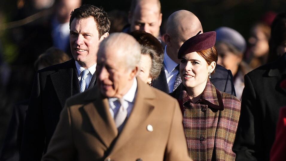 K&ouml;nig Charles (Mitte) mit seiner Nichte Prinzessin Eugenie und deren Mann Jack Brooksbank. (Archivbild)