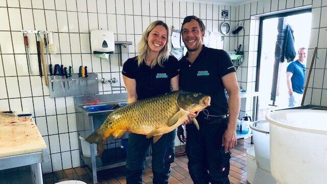 Katharina Mayer mit ihrem Bruder Michael. Sie führen die Fischzucht und Fischerei Mayer in Lerchenhaid. Katharina Mayer mit ihrem Bruder Michael. Sie führen die Fischzucht und Fischerei Mayer in Lerchenhaid.