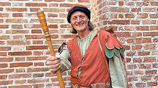 Christian Maier spielt bei der Landshuter Hochzeit nicht auf seiner Gitarre, sondern auf historischen Instrumenten.