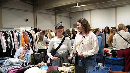 Insgesamt rund 170 Verk&auml;uferinnen boten ihre Kleidung, Schuhe und Schmuck beim Flohmarkt an.