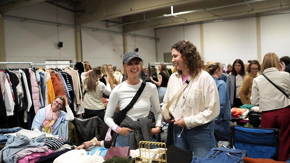 Insgesamt rund 170 Verkäuferinnen boten ihre Kleidung, Schuhe und Schmuck beim Flohmarkt an. Insgesamt rund 170 Verkäuferinnen boten ihre Kleidung, Schuhe und Schmuck beim Flohmarkt an.