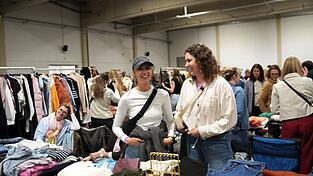 Insgesamt rund 170 Verkäuferinnen boten ihre Kleidung, Schuhe und Schmuck beim Flohmarkt an. Insgesamt rund 170 Verkäuferinnen boten ihre Kleidung, Schuhe und Schmuck beim Flohmarkt an.