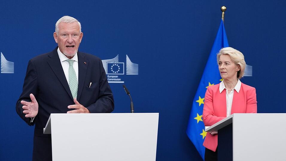 Der deutsche Forscher Jörg Fegert ist Mitautor des EU-Berichts und übergab ihn an Ursula von der Leyen. Der deutsche Forscher Jörg Fegert ist Mitautor des EU-Berichts und übergab ihn an Ursula von der Leyen.