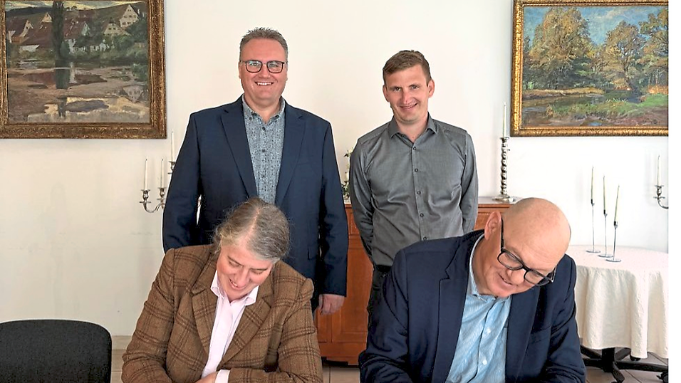 Werner Christofori (Geschäftsführer der Gemeindewerke Langenpreising, stehend v.l.), Sebastian Heiß (Kaufmännischer Leiter der Stadtwerke Dorfen) sowie (vorne) Natalie Kienmüller-Stadler (Bürgermeisterin Langenpreising), Klaus Steiner (Geschäftsführer der Stadtwerke Dorfen). Werner Christofori (Geschäftsführer der Gemeindewerke Langenpreising, stehend v.l.), Sebastian Heiß (Kaufmännischer Leiter der Stadtwerke Dorfen) sowie (vorne) Natalie Kienmüller-Stadler (Bürgermeisterin Langenpreising), Klaus Steiner (Geschäftsführer der Stadtwerke Dorfen).