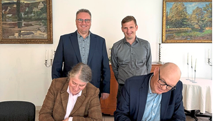 Werner Christofori (Geschäftsführer der Gemeindewerke Langenpreising, stehend v.l.), Sebastian Heiß (Kaufmännischer Leiter der Stadtwerke Dorfen) sowie (vorne) Natalie Kienmüller-Stadler (Bürgermeisterin Langenpreising), Klaus Steiner (Geschäftsführer der Stadtwerke Dorfen). Werner Christofori (Geschäftsführer der Gemeindewerke Langenpreising, stehend v.l.), Sebastian Heiß (Kaufmännischer Leiter der Stadtwerke Dorfen) sowie (vorne) Natalie Kienmüller-Stadler (Bürgermeisterin Langenpreising), Klaus Steiner (Geschäftsführer der Stadtwerke Dorfen).
