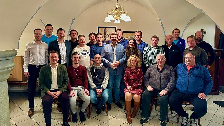 Die Mitglieder der Freien W&auml;hler Gemeinschaft Altrandsberg mit dem nominierten B&uuml;rgermeisterkandidaten Dominik Heigl (Mitte) mit Ehefrau Anna-Maria.