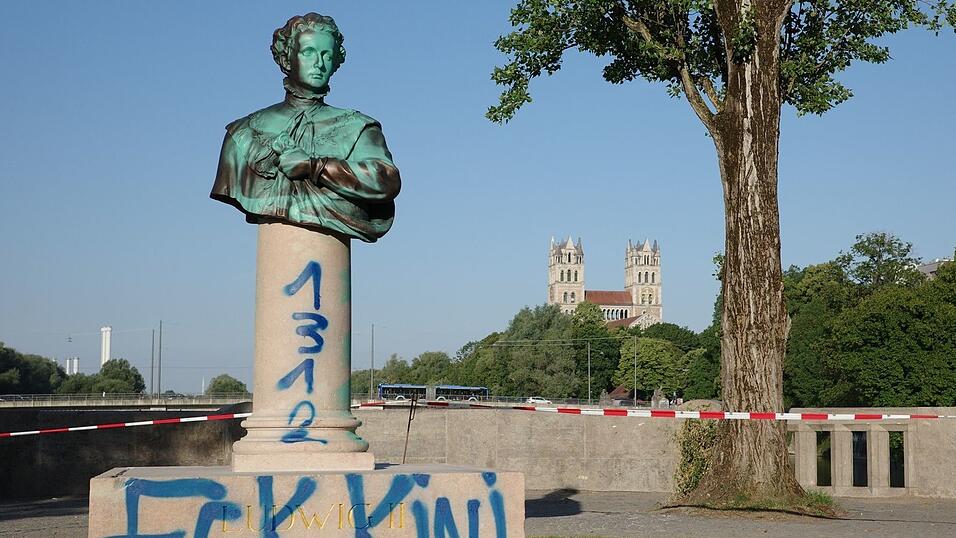 Kaum enthüllt, schon wieder beschmiert. Kaum enthüllt, schon wieder beschmiert.