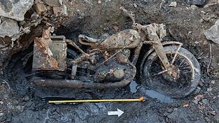 Ein Motorrad der Wehrmacht kam bei Budapest zum Vorschein. Der Volksbund rechnet mit weiteren Funden.