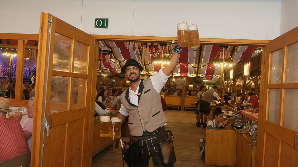 Die Partybilder vom Dienstag, 15. August 2023, aus dem Festzelt Krönner. Die Partybilder vom Dienstag, 15. August 2023, aus dem Festzelt Krönner.