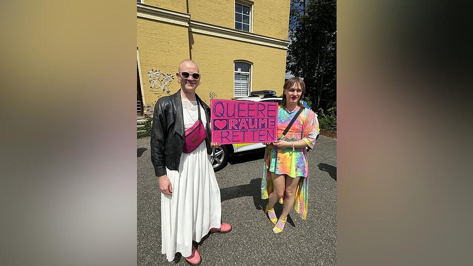 Die Frau mit dem bunten Kleid nennt sich Brigitte Oytoy. Sie kommt selbst aus einem kleinen Dorf, lebte selbst im Tuntenhaus und sagt: „Das ist ein wichtiger Ort mit Strahlkraft weit über die Kastanienallee hinaus.“