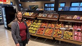 Marktleiterin Agnes Kozak hofft, dass ihre Kollegin mit dem Post im sozialen Netzwerk Erfolg hat und sich vielleicht doch noch ein mutiger Nachfolger für den Lebensmittelmarkt findet. Marktleiterin Agnes Kozak hofft, dass ihre Kollegin mit dem Post im sozialen Netzwerk Erfolg hat und sich vielleicht doch noch ein mutiger Nachfolger für den Lebensmittelmarkt findet.