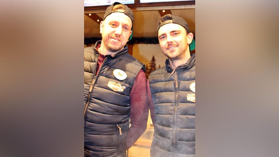 Der idyllische Christkindlmarkt in der Freyung in Landshut zählt zu den schönsten Christkindlmärkten Bayerns. Bei eisigen Temperaturen ist dort insbesondere die Glühwein-Alm natürlich heiß begehrt. Der idyllische Christkindlmarkt in der Freyung in Landshut zählt zu den schönsten Christkindlmärkten Bayerns. Bei eisigen Temperaturen ist dort insbesondere die Glühwein-Alm natürlich heiß begehrt.