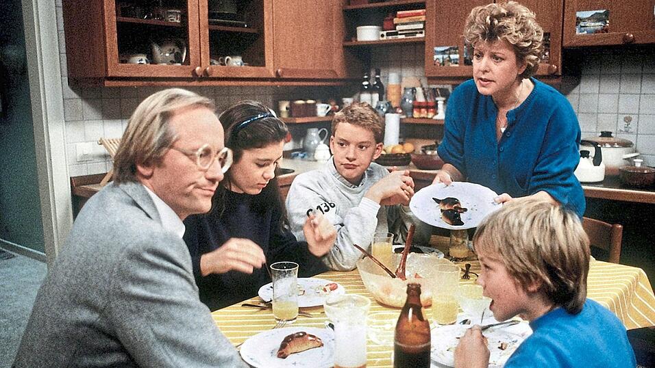 Kernfamilie der Serie: Helga Beimer (Marie-Luise Marjan, rechts) mit ihrem ersten Mann Hans (Joachim Hermann Luger, links) und den Kindern. Kernfamilie der Serie: Helga Beimer (Marie-Luise Marjan, rechts) mit ihrem ersten Mann Hans (Joachim Hermann Luger, links) und den Kindern.