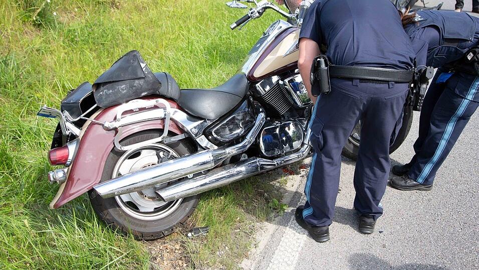 Bei dem Unfall sind laut Polizeiangaben zwei Menschen schwer verletzt worden.