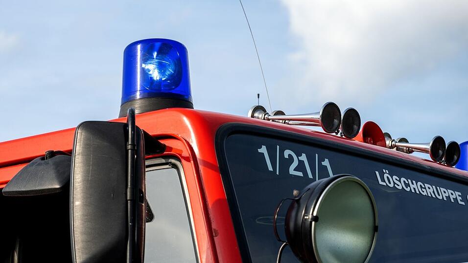 Die Feuerwehr l&ouml;schte den Fahrzeugbrand in Pegnitz. (Symbolbild)